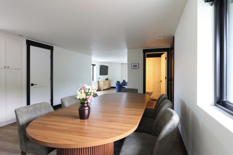 In-room dining, The Timberlane Inn, Cass
