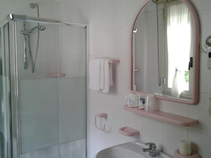 Bathroom 3, Hotel Suisse, Ravenna