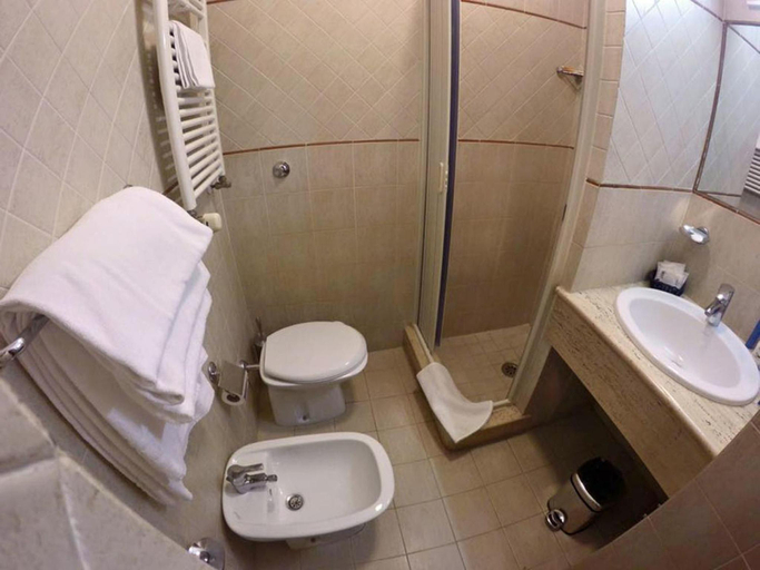 Bathroom 3, Assisi, Roma