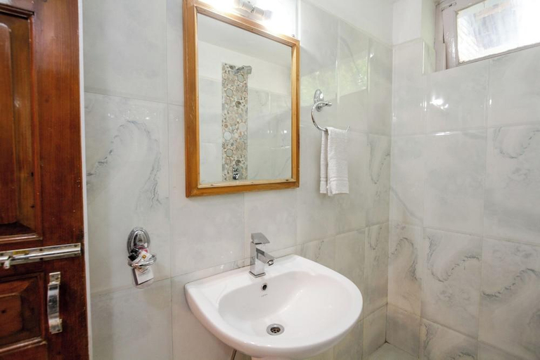 Bathroom, Hotel Holiday Home International - By  Vivaan, Kullu