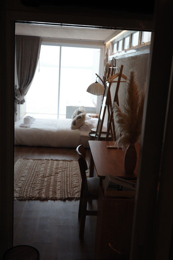 Room 4, The Street Bayfront, Langu