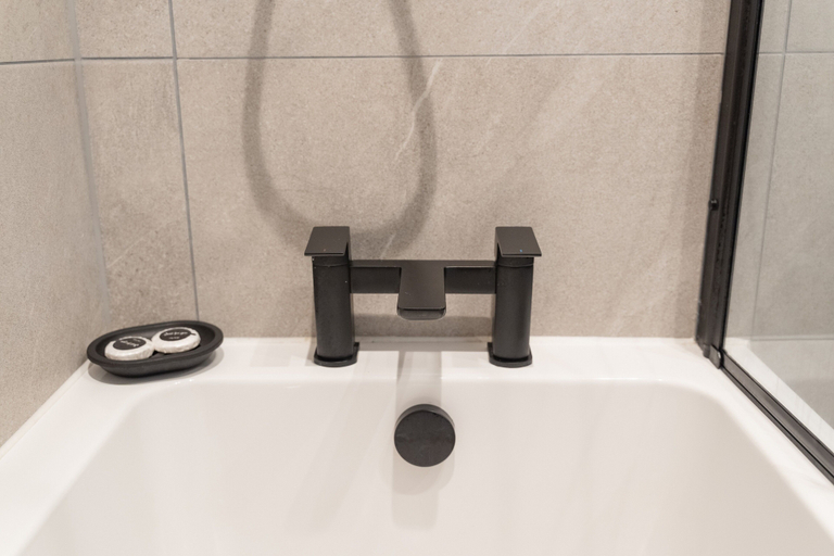 Bathroom 3, 1-Bed Flat 7 Min to Piccadilly Station, Manchester