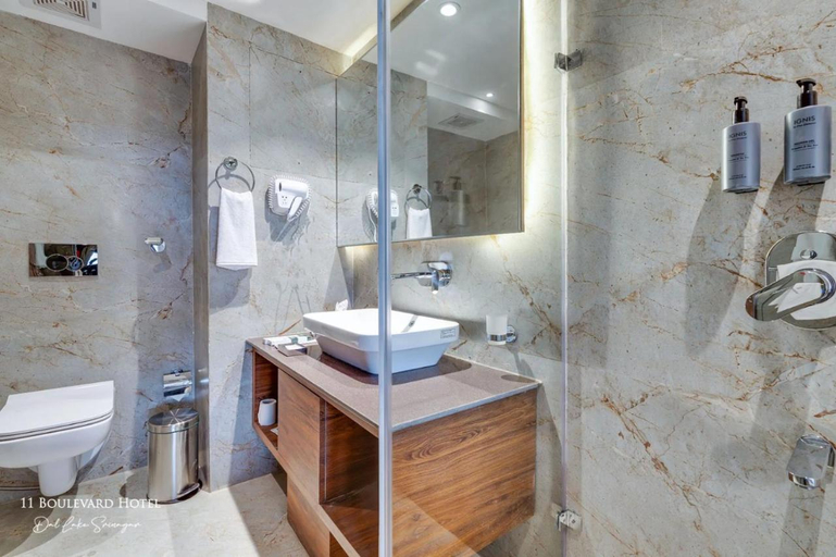 Bathroom, Hotel 11 Boulevard - Dal Lake View Srinagar, Srinagar