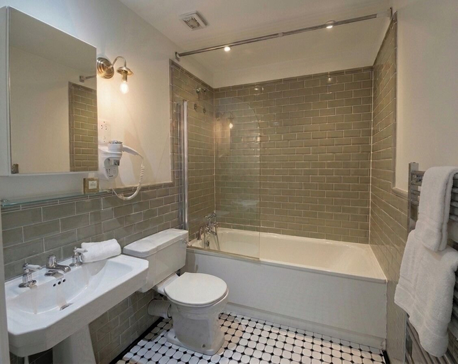Bathroom, The Aria Apartment 3 br Stylish & Spacious, London