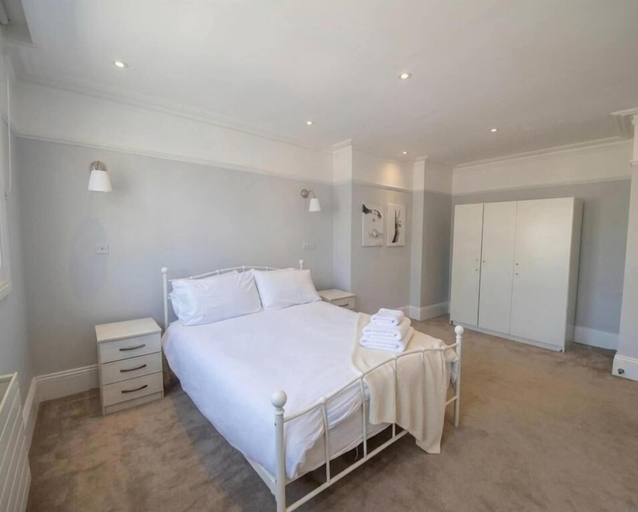 Room 2, The Aria Apartment 3 br Stylish & Spacious, London