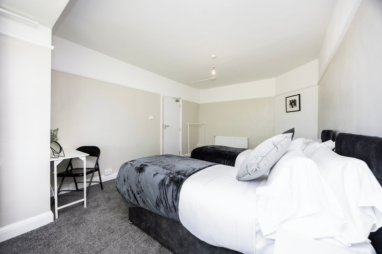 Room 3, Beautiful 8 Bedroom, Large Garden, Parking 10 Cars, Thurrock