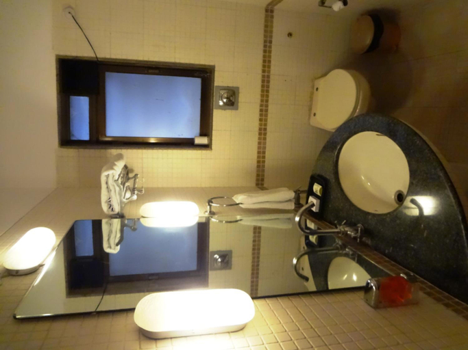 Bathroom 3, Keys Hotel Nestor, Mumbai Suburban
