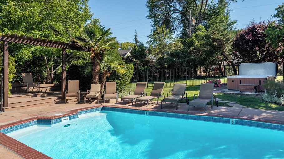 Interior 3, Merry Hill by Avantstay Pool + BBQ + Chef's Kitchen Downtown Paso Robles, San Luis Obispo