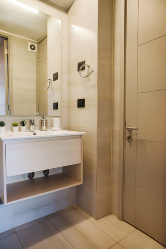 Bathroom 2, Pedro Valdivia Apartments by Andes STR, Cordillera