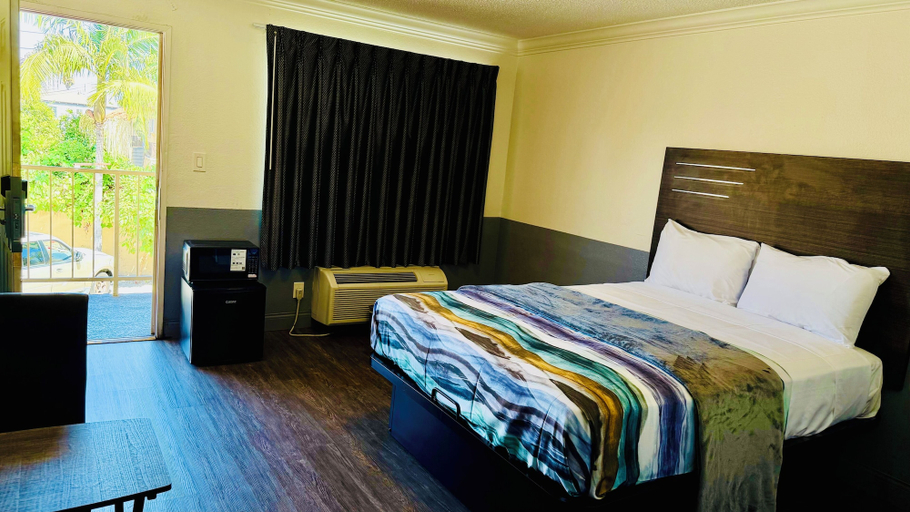 Bedroom 3, La Rosa Motel, Los Angeles