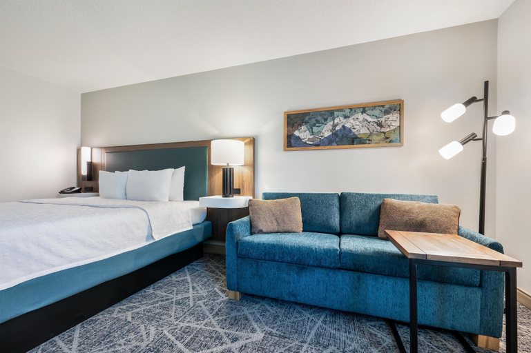 Bedroom 4, Hampton Inn White River Junction, Windsor