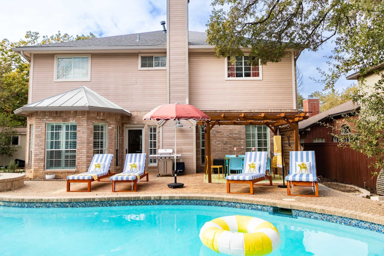 Room 1, Upscale Escape Pool Hot Tub Game Room Firepit, Bexar