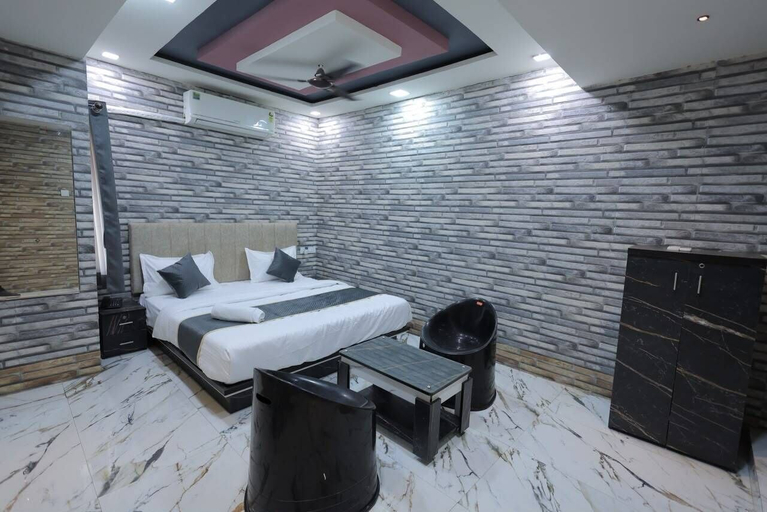 Room 4, Hotel MR, Rajkot