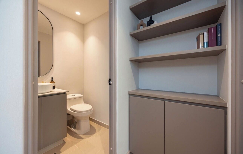 Bathroom 3, Live in Provenza Modern 1 BR Security, Medellín
