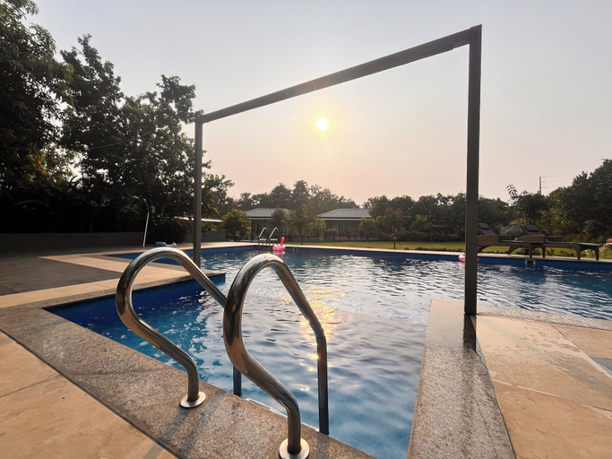Pool 4, Unwind Karjat, Raigarh