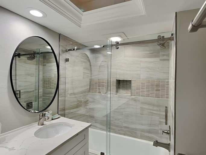 Bathroom 4, Carlos Pointe 121, Lee