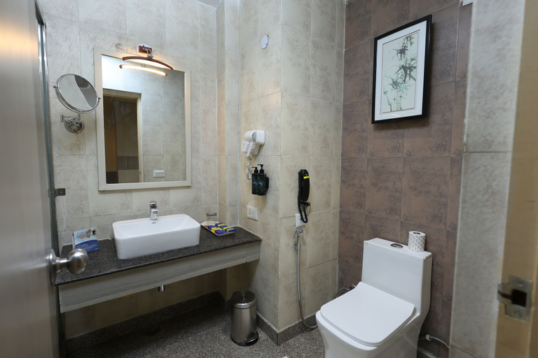 Bathroom 4, Days Hotel by Wyndham Neemrana Jaipur Highway, Alwar