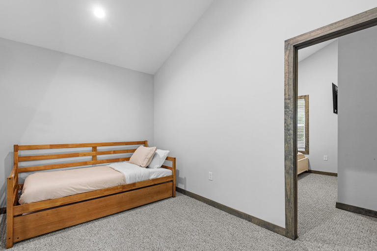 Room 5, Sleeps 16 Hot Tub Arcade Resort Amenities, Carbon