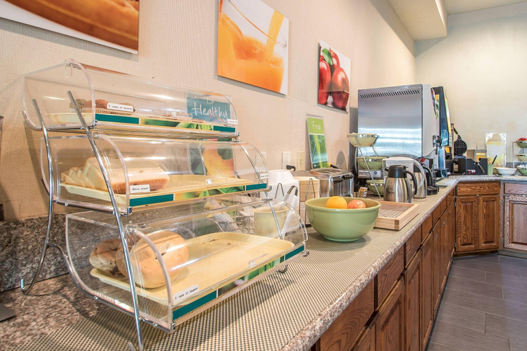 Food & Drinks 5, Quality Inn & Suites East Troy I-43, Walworth