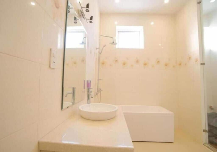 Bathroom 2, Green Garden Residence hotel, Da Nang