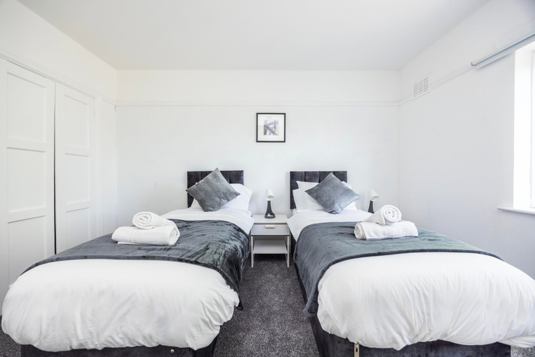 Room 4, Beautiful 8 Bedroom, Large Garden, Parking 10 Cars, Thurrock