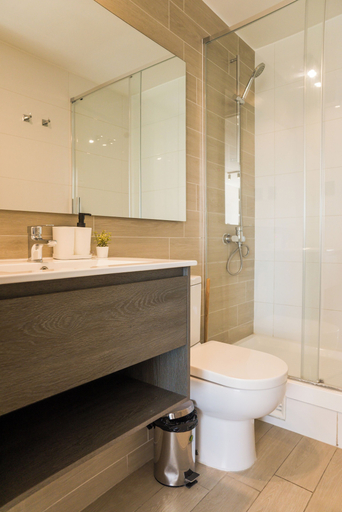 Bathroom 4, Brown Sur Apartments by Andes STR, Cordillera