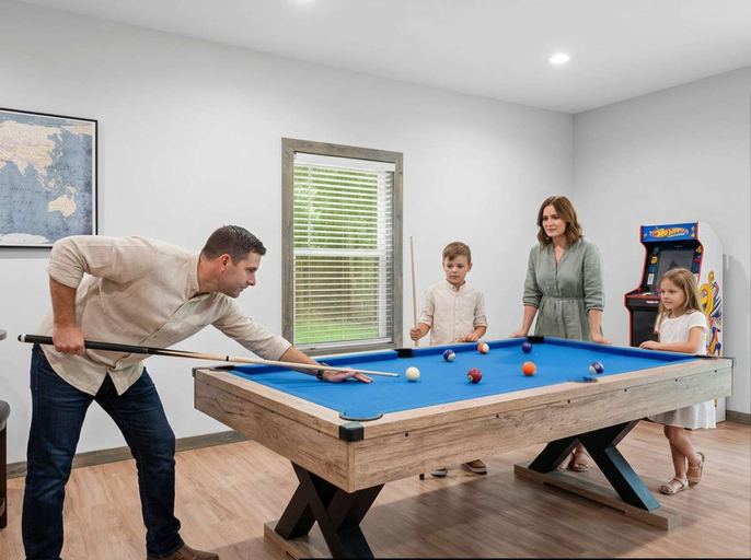 Room 4, Sleeps 16 Hot Tub Arcade Resort Amenities, Carbon