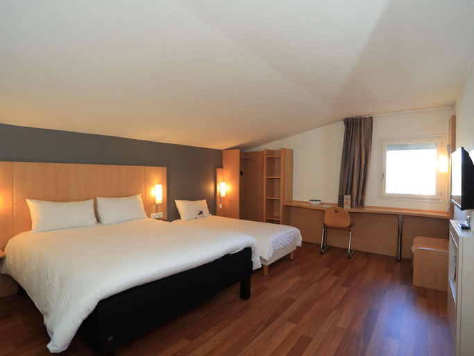 Bedroom 3, ibis Aurillac, Cantal