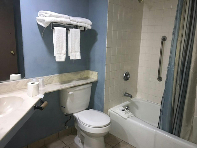 Bathroom 3, Palm Tree Extended Stay - Macon, Bibb