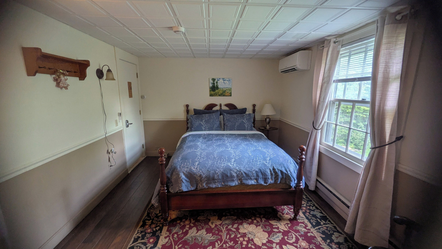 Room 2, Doveberry Inn, Windham