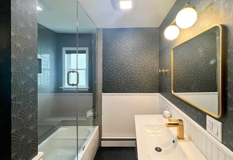 Room 4, Modern 3BR Retreat Sauna Hot Tub Walk to Dining