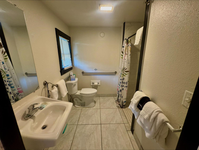 Bathroom 3, Queens Court, Glynn