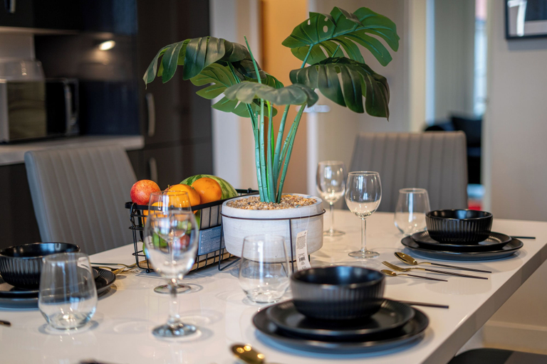 Dining 2, 3-bed House - Sleeps 6 - Free Parking - Garden, Sheffield