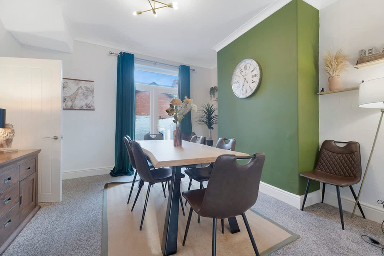 Room 2, Central Darlington Sleeps 8 With Wifi and Parking, Darlington