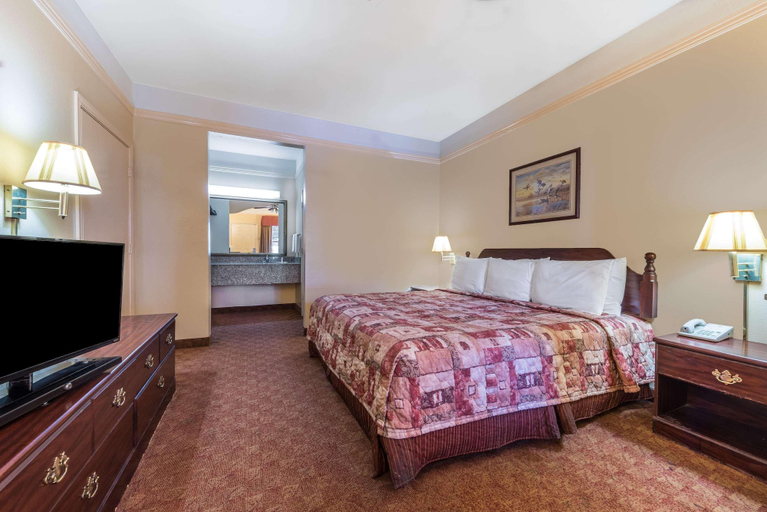 Bedroom 3, Quality Inn & Suites, Hunt