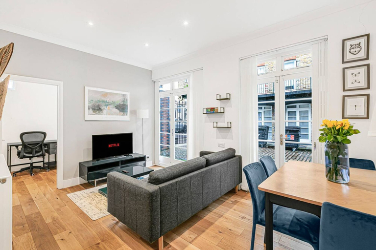 Room 5, 2-bed Gated Home Next To Paddington Station, London