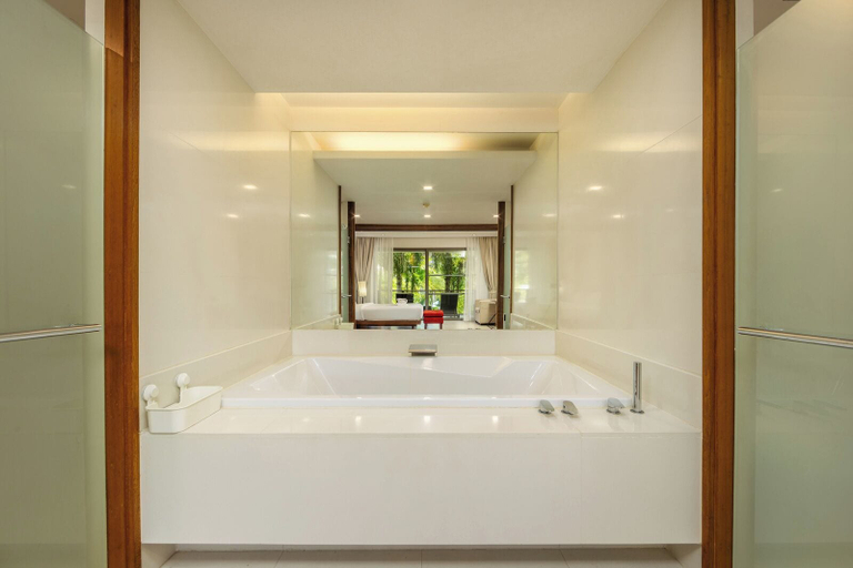 Bathroom 5, Moura 3BR Suite - Beachfront Apartment, Phuket Island