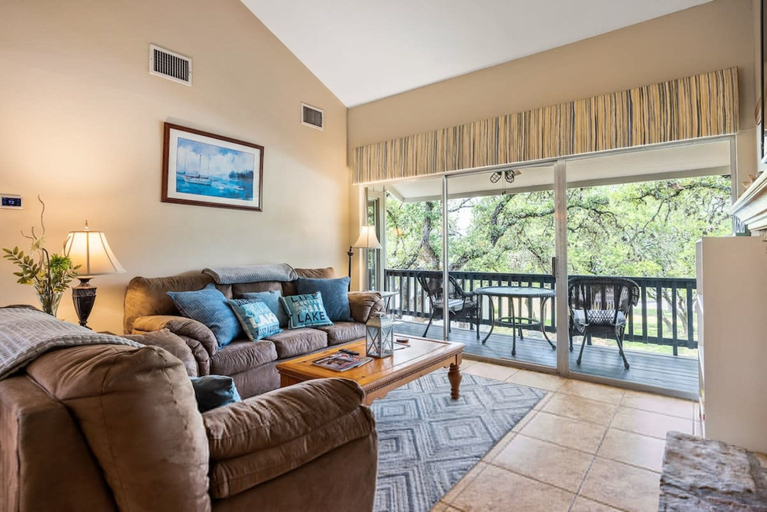 Room 4, Canyon Lake Escape Pool Balcony Pet Friendly, Comal