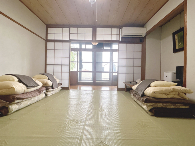 Interior 5, pokapoka village, Ise