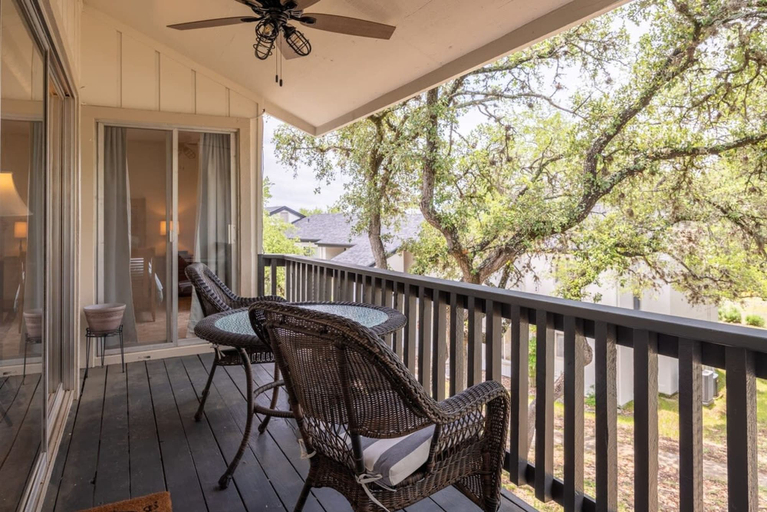 Room 5, Canyon Lake Escape Pool Balcony Pet Friendly, Comal