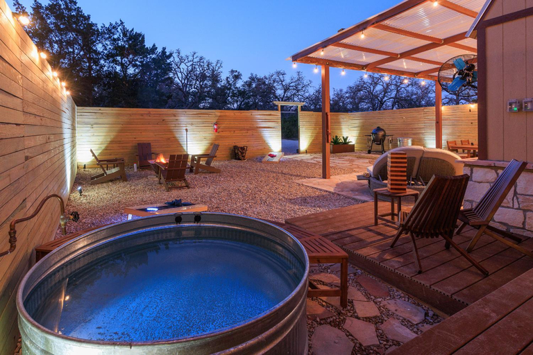 Sport & Beauty 5, Romantic Luxury Retreat-hot/cold pool & sauna, Hays