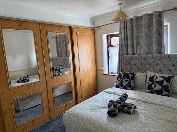 Room 4, Coventry 4-bed House, Sleeps 8 With Garden, Coventry