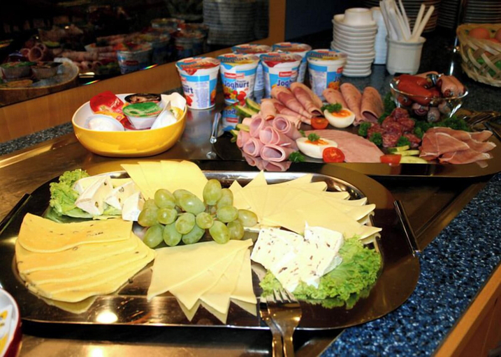 Breakfast buffet, Pension LEVI, Berlin