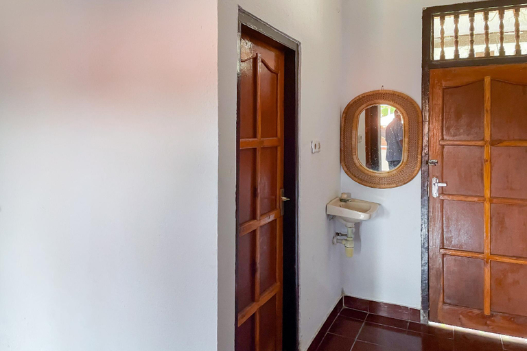 Bathroom 5, Guest House Surya Ayu Permai Buleleng Mitra RedDoorz, Buleleng