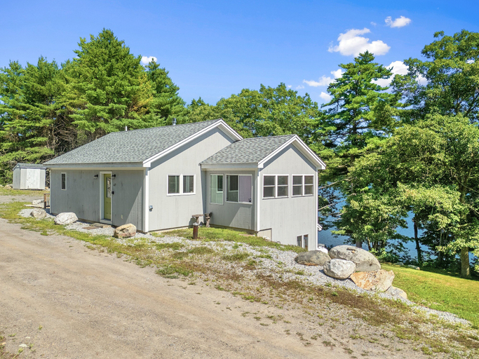 Exterior 3, Cozy Lakefront Cottage With Stunning Views, Deck, BBQ Grill, and Outdoor Firepit, Lincoln