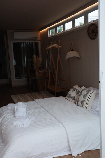 Room 5, The Street Bayfront, Langu