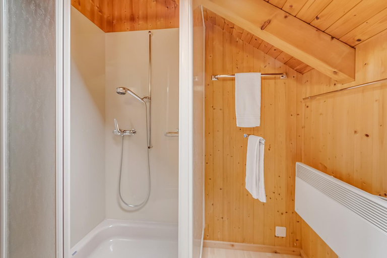 Shower 3, Casa Eyrie Centovalli 3BR Chalet - Happy Rentals, Locarno