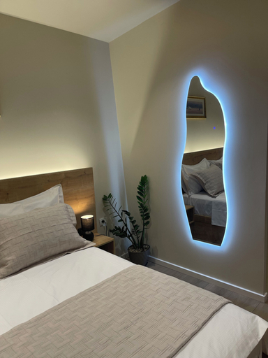 Room 4, Bujtina Topi, Krujës