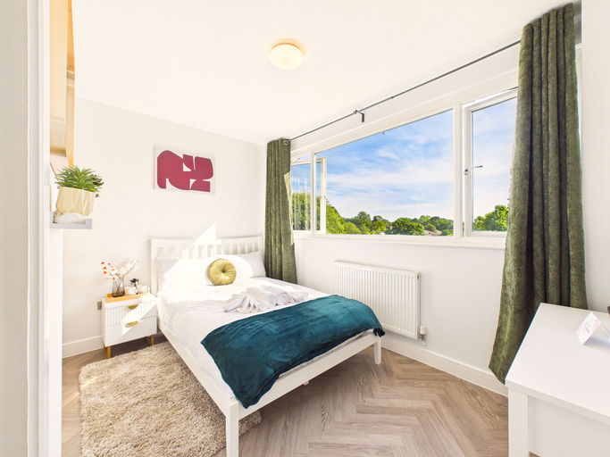 Room 3, Premium Room to Rent in Streatham, London