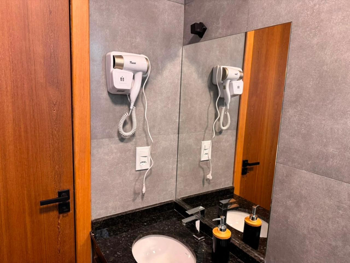 Bathroom 4, Latitud 24, Formosa